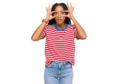 Güzel İspanyol kadın günlük kıyafetler giyiyor parmaklarıyla gözlerini açmaya çalışıyor, uykulu ve yorgun sabah yorgunluğu çekiyor. 