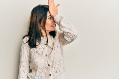 Orta yaşlı esmer kadın, gündelik giysiler giyiyordu. Hata için elleri kafasında şaşırmıştı. Hatayı hatırla. Unuttum, kötü hafıza kavramı. 