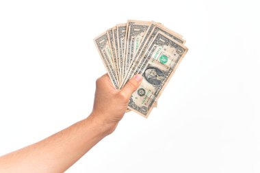 Beyaz arka planda bir deste para tutan Kafkas genci.