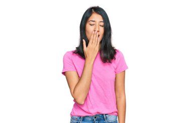 Sıradan pembe tişörtler giyen güzel Asyalı genç bir kadın ağzıyla ağzını kapatmaktan sıkılmış. Huzursuz ve uykulu.. 