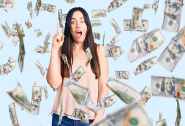 Gündelik giysiler içinde genç, güzel beyaz bir kadın başarılı bir fikri işaret ediyor. Heyecanlı ve mutlu. Bir numara..