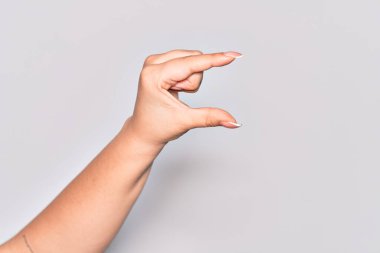 Görünmez şeyi alıp götüren, parmaklarıyla boşluk gösteren beyaz bir kadının eli.