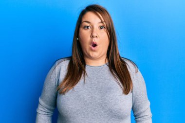 Güzel esmer, iri yarı, günlük kıyafetler giyen, korkmuş ve şok olmuş bir kadın. Şaşırtıcı bir ifade, korku ve heyecanlı bir yüz ifadesi.. 