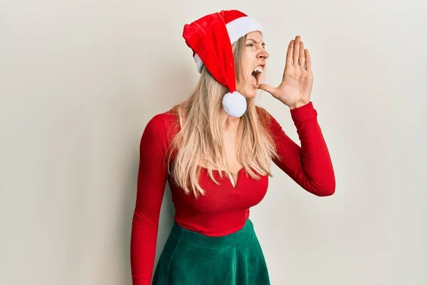 美丽的高加索女人 身穿圣诞服装 头戴帽子 大喊大叫 手牵着手站在旁边 传播概念 — 图库照片