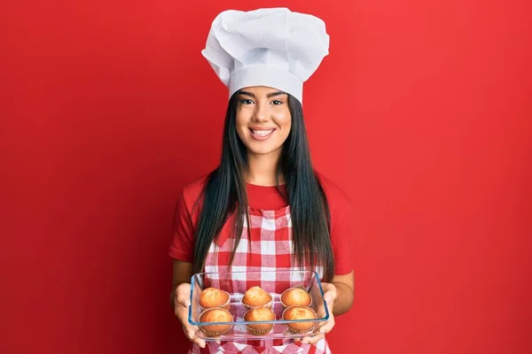 Ung Vacker Hispanic Flicka Bär Bagare Förkläde Gör Hemmagjorda Muffins — Stockfoto