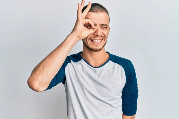 Jovem Hispânico Vestindo Roupas Casuais Fazendo Gesto Com Mão Sorrindo — Fotografia de Stock