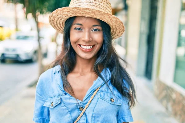 Joven Hermosa Mujer India Con Sombrero Verano Sonriendo Feliz Caminando — Foto de Stock