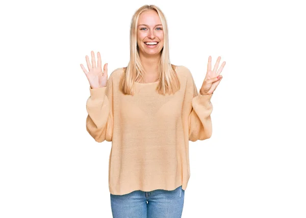 Молода Блондинка Повсякденному Одязі Показує Вказує Пальцями Номер Вісім Посміхаючись — стокове фото