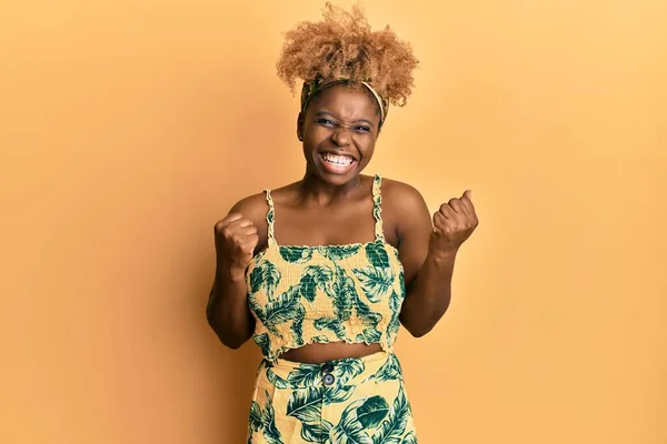 Junge Afrikanerin Mit Afro Haaren Sommerkleid Aufgeregt Für Den Erfolg — Stockfoto