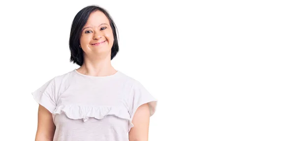 Femme Brune Avec Syndrome Duvet Portant Shirt Blanc Décontracté Avec — Photo