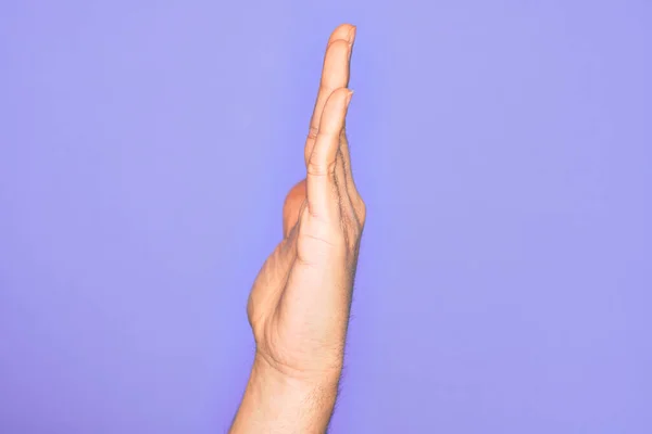 Рука Кавказского Юноши Показывает Пальцы Изолированном Фиолетовом Фоне Показывая Сторону — стоковое фото