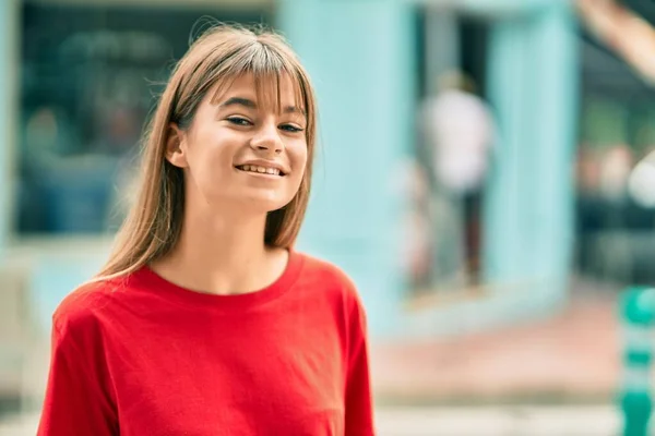 Caucásico Adolescente Chica Sonriendo Feliz Pie Ciudad —  Fotos de Stock