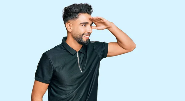 Joven Con Barba Usando Ropa Deportiva Muy Feliz Sonriente Mirando —  Fotos de Stock