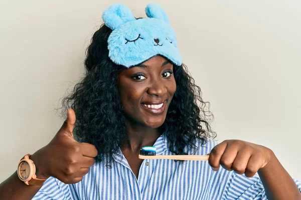 Mooie Afrikaanse Jonge Vrouw Dragen Slaapmasker Houden Tandenborstel Met Tandpasta — Stockfoto