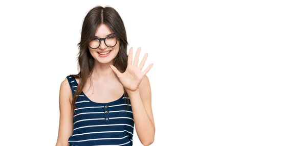 年轻美丽的高加索女孩 身穿休闲装 戴着眼镜 五指一指 面带微笑 自信而快乐 — 图库照片