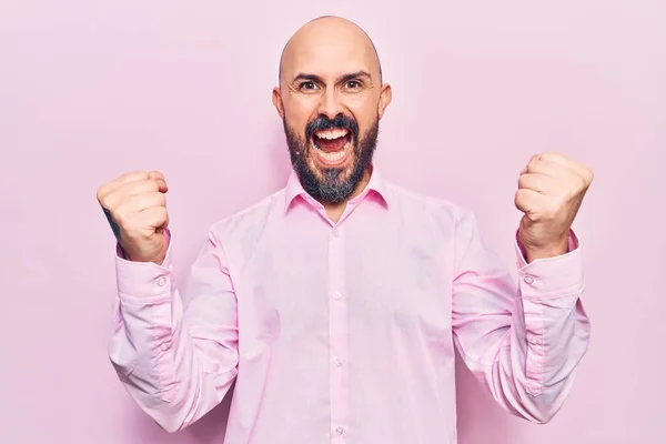 Joven Hombre Guapo Con Ropa Negocios Gritando Orgulloso Celebrando Victoria —  Fotos de Stock