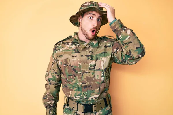 Junge Kaukasische Mann Tarnuniform Armeeuniform Überrascht Mit Hand Auf Kopf — Stockfoto