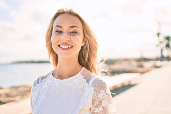 Jovem Caucasiana Sorrindo Feliz Andando Passeio Marítimo — Fotografia de Stock