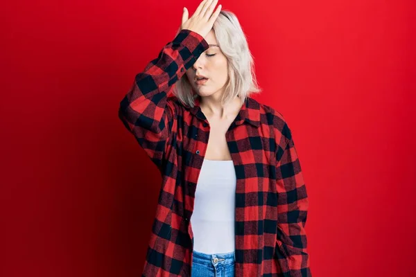 Young Blonde Girl Wearing Casual Clothes Surprised Hand Head Mistake — Stock Photo, Image