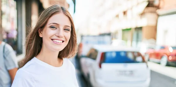 Genç Beyaz Kadın Gülümseyerek Şehirde Mutlu Mesut Yürüyor — Stok fotoğraf