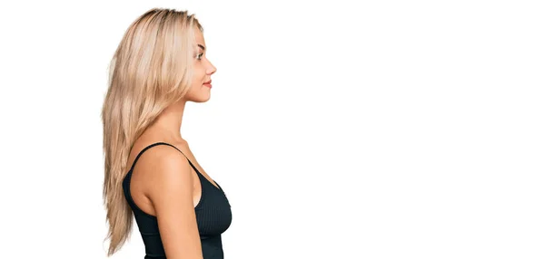 Młoda Blondynka Nosi Elegancki Seksowny Wygląd Patrząc Bok Relaks Profil — Zdjęcie stockowe