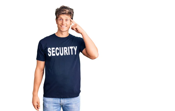 Homem Bonito Jovem Vestindo Camisa Segurança Sorrindo Apontando Para Cabeça — Fotografia de Stock