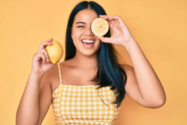 Giovane Bella Ragazza Asiatica Con Limone Sorridente Ridente Forte Perché — Foto Stock