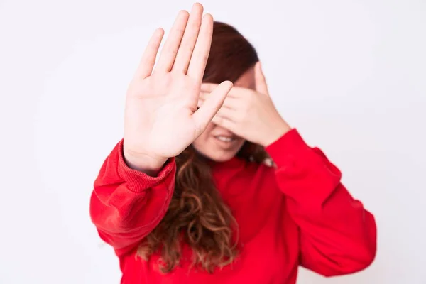 Jovem Mulher Bonita Vestindo Roupas Casuais Cobrindo Olhos Com Mãos — Fotografia de Stock