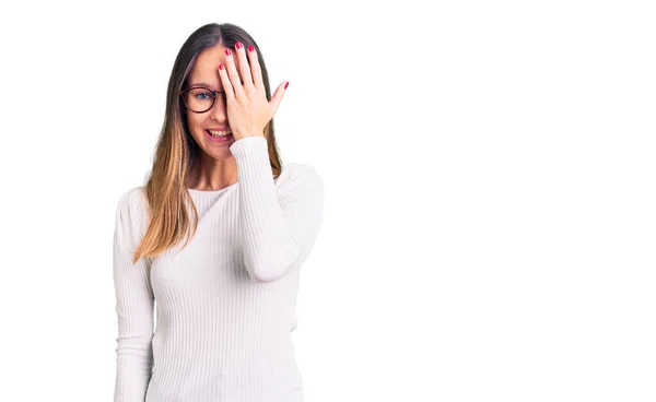 Schöne Brünette Junge Frau Lässigem Weißen Pullover Und Brille Die — Stockfoto