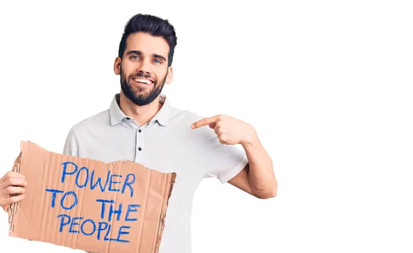 Jovem Homem Bonito Com Barba Segurando Poder Para Pessoas Banner — Fotografia de Stock