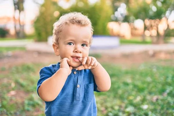 Triste Niño Poniendo Los Dedos Boca Tocando Las Encías Porque — Foto de Stock