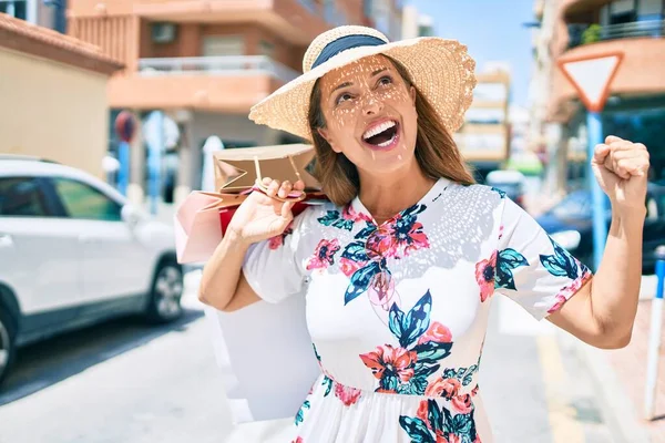 Hispanische Frau Mittleren Alters Lächelt Glücklich Und Hält Einkaufstüten Der — Stockfoto