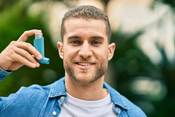 Jonge Kaukasische Astmatische Man Glimlachend Gelukkig Vasthoudende Inhalator Het Park — Stockfoto