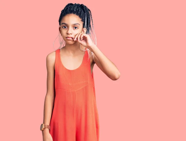 Söt Afrikansk Amerikansk Flicka Klädd Avslappnade Kläder Mun Och Läppar — Stockfoto