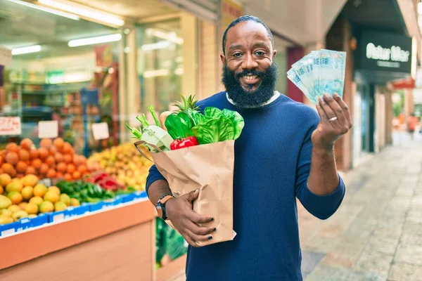 Hombre Afroamericano Con Barba Sosteniendo Bolsa Papel Supermercado Mostrando 100 —  Fotos de Stock