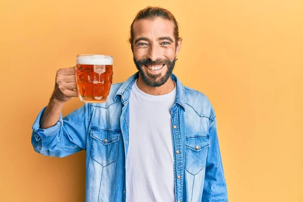 Atrakcyjny Mężczyzna Długimi Włosami Brodą Pijący Kufel Piwa Wyglądający Pozytywnie — Zdjęcie stockowe