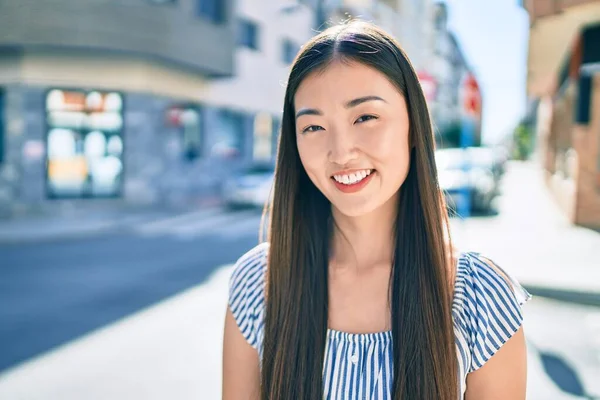 Giovane Donna Cinese Sorridente Felice Passeggiando Strada Della Città — Foto Stock