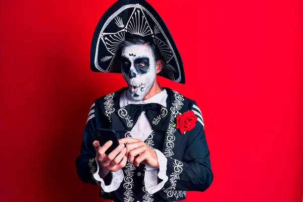 Ung Man Bär Mexikanska Dagen Den Döda Kostymen Med Smartphone — Stockfoto