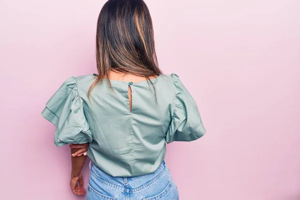 Jong Mooi Brunette Vrouw Staande Achteraanzicht Geïsoleerde Roze Achtergrond — Stockfoto