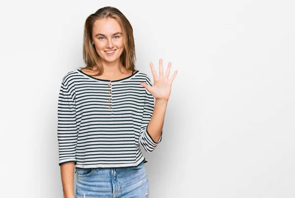 Mulher Loira Bonita Vestindo Roupas Casuais Mostrando Apontando Para Cima — Fotografia de Stock