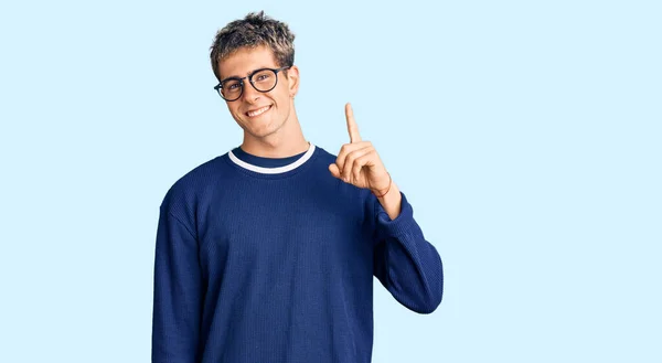 Genç Yakışıklı Günlük Kıyafetler Gözlük Takan Bir Numaralı Parmağını Gösterip — Stok fotoğraf