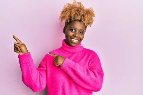 Young African Woman Afro Hair Wearing Casual Winter Sweater Smiling — Stock Photo, Image