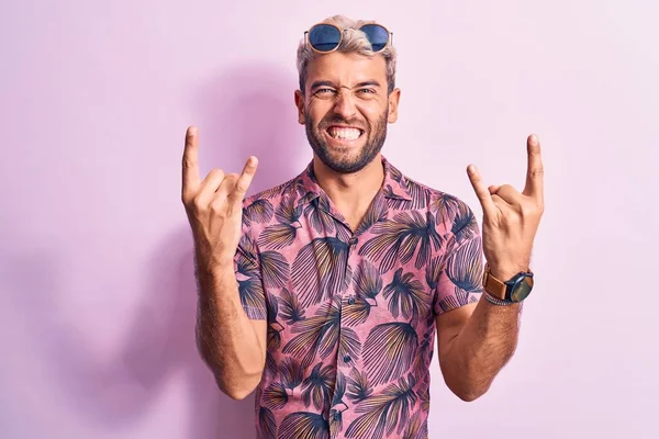 Bonito Loiro Férias Vestindo Camisa Casual Óculos Sol Sobre Fundo — Fotografia de Stock