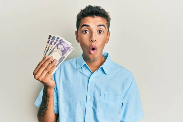 Joven Hombre Afroamericano Guapo Sosteniendo 5000 Billetes Yen Japoneses Asustado —  Fotos de Stock