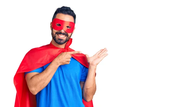 Jovem Hispânico Vestindo Traje Super Herói Espantado Sorrindo Para Câmera — Fotografia de Stock