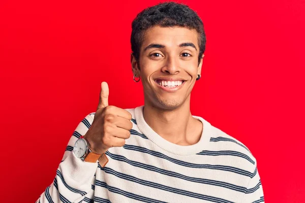 Joven Africano Amerciano Vistiendo Ropa Casual Sonriendo Feliz Positivo Pulgar —  Fotos de Stock