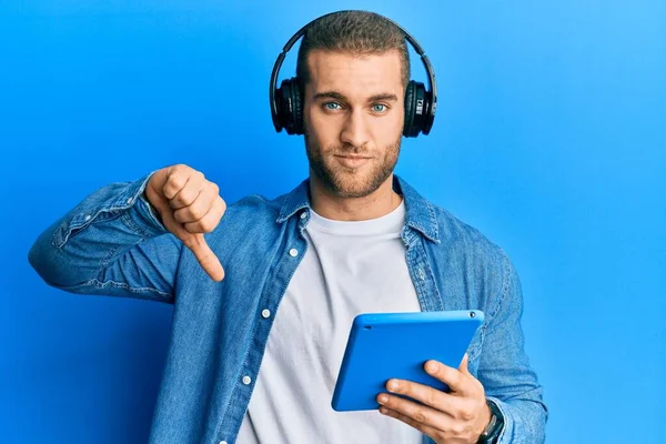 Homem Caucasiano Jovem Usando Touchpad Usando Fones Ouvido Com Rosto — Fotografia de Stock