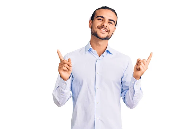 若いハンサムな男ビジネス服を着て自信を持ってさまざまな方向に指で指して笑顔 広告のコピースペース — ストック写真