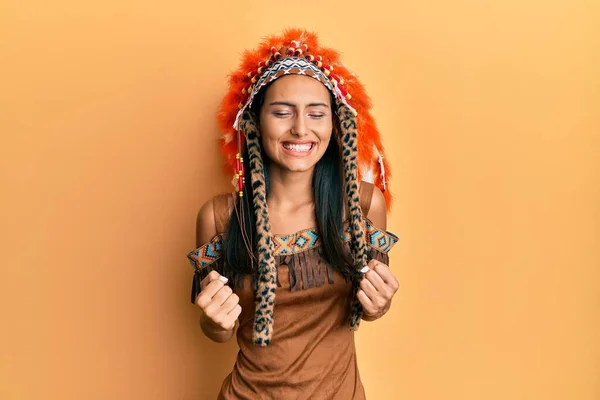 Jonge Brunette Vrouw Draagt Indiaanse Kostuum Erg Blij Enthousiast Doen — Stockfoto