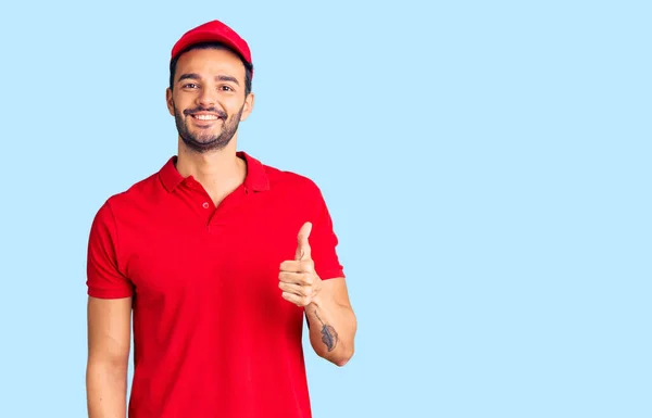 Jovem Homem Hispânico Bonito Vestindo Uniforme Correio Entrega Sorrindo Feliz — Fotografia de Stock